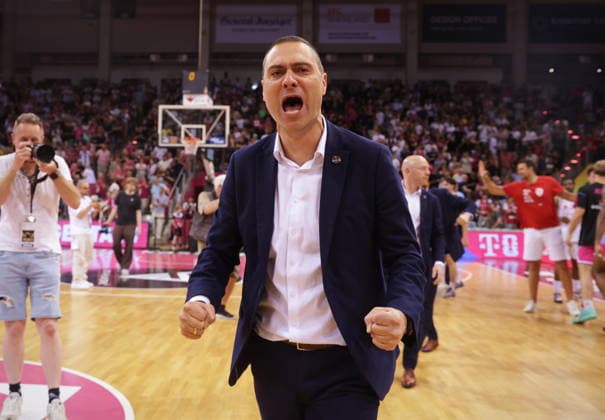Trainer Marko Stankovic Telekom Baskets Bonn - Jubel nach Sieg vs. Fitness First Würzburg (Wuerzburg) Baskets Playoffs Viertelfinale Spiel 5 - Saison 2025 26