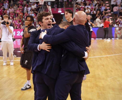 Trainer Marko Stankovic und Team Telekom Baskets Bonn - Jubel nach Sieg vs. Fitness First Würzburg (Wuerzburg) Baskets Playoffs Viertelfinale Spiel 5 - Saison 2025 26