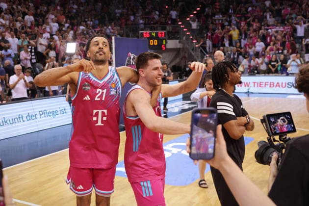 Joel Aminu, Grayson Murphy Telekom Baskets Bonn - Jubel nach Sieg vs. Fitness First Würzburg (Wuerzburg) Baskets Playoffs Viertelfinale Spiel 5 - Saison 2025 26