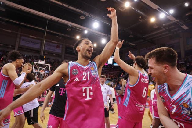 Joel Aminu Telekom Baskets Bonn - Jubel nach Sieg vs. Fitness First Würzburg (Wuerzburg) Baskets Playoffs Viertelfinale Spiel 5 - Saison 2025 26