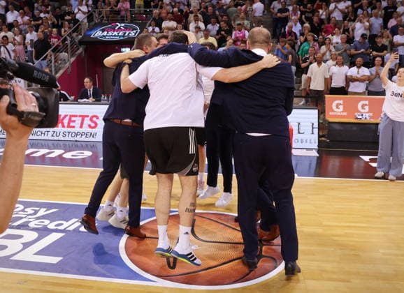 Trainer Marko Stankovic und Team Telekom Baskets Bonn - Jubel nach Sieg vs. Fitness First Würzburg (Wuerzburg) Baskets Playoffs Viertelfinale Spiel 5 - Saison 2025 26