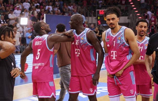 Tylan Birts, Kur Jongkuch Telekom Baskets Bonn - Jubel nach Sieg vs. Fitness First Würzburg (Wuerzburg) Baskets Playoffs Viertelfinale Spiel 5 - Saison 2025 26