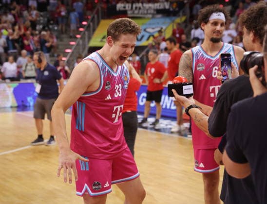 Patrick Heckmann Telekom Baskets Bonn - Jubel nach Sieg vs. Fitness First Würzburg (Wuerzburg) Baskets Playoffs Viertelfinale Spiel 5 - Saison 2025 26