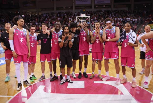 Team Telekom Baskets Bonn - Jubel nach Sieg vs. Fitness First Würzburg (Wuerzburg) Baskets Playoffs Viertelfinale Spiel 5 - Saison 2025 26
