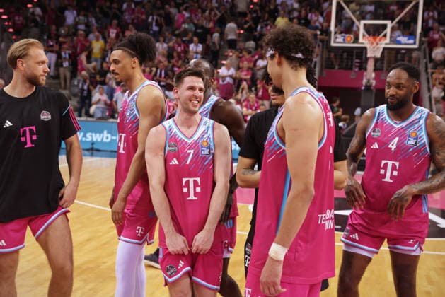 Grayson Murphy Telekom Baskets Bonn - Jubel nach Sieg vs. Fitness First Würzburg (Wuerzburg) Baskets Playoffs Viertelfinale Spiel 5 - Saison 2025 26