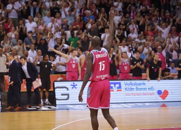 Kur Jongkuch Telekom Baskets Bonn - Jubel nach Sieg vs. Fitness First Würzburg (Wuerzburg) Baskets Playoffs Viertelfinale Spiel 5 - Saison 2025 26