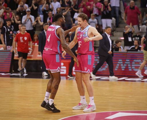 Jeff Garrett, Patrick Heckmann Telekom Baskets Bonn - Jubel nach Sieg vs. Fitness First Würzburg (Wuerzburg) Baskets Playoffs Viertelfinale Spiel 5 - Saison 2025 26