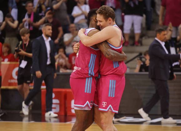 Jeff Garrett, Patrick Heckmann Telekom Baskets Bonn - Jubel nach Sieg vs. Fitness First Würzburg (Wuerzburg) Baskets Playoffs Viertelfinale Spiel 5 - Saison 2025 26