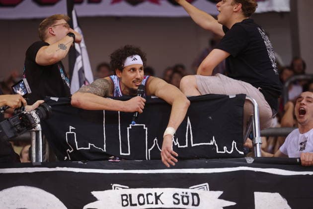Michael Kessens Telekom Baskets Bonn - Jubel nach Sieg vs. Fitness First Würzburg (Wuerzburg) Baskets Playoffs Viertelfinale Spiel 5 - Saison 2025 26
