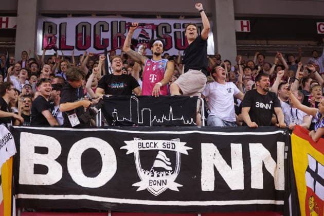 Michael Kessens Telekom Baskets Bonn - Jubel nach Sieg vs. Fitness First Würzburg (Wuerzburg) Baskets Playoffs Viertelfinale Spiel 5 - Saison 2025 26