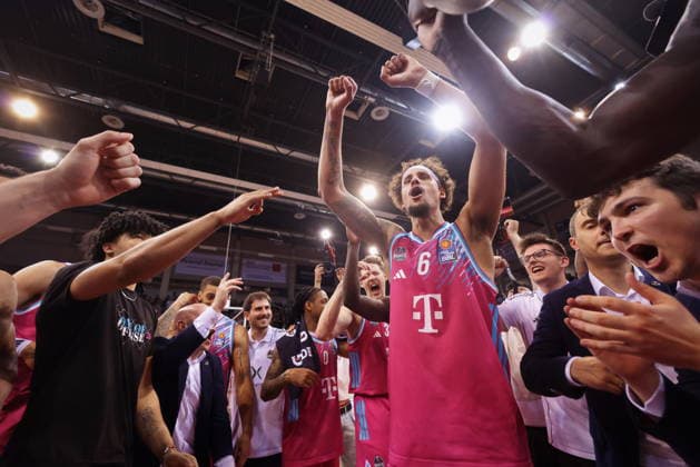 Team um Michael Kessens Telekom Baskets Bonn - Jubel nach Sieg vs. Fitness First Würzburg (Wuerzburg) Baskets Playoffs Viertelfinale Spiel 5 - Saison 2025 26