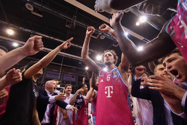 Team um Michael Kessens Telekom Baskets Bonn - Jubel nach Sieg vs. Fitness First Würzburg (Wuerzburg) Baskets Playoffs Viertelfinale Spiel 5 - Saison 2025 26