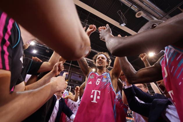 Team um Michael Kessens Telekom Baskets Bonn - Jubel nach Sieg vs. Fitness First Würzburg (Wuerzburg) Baskets Playoffs Viertelfinale Spiel 5 - Saison 2025 26
