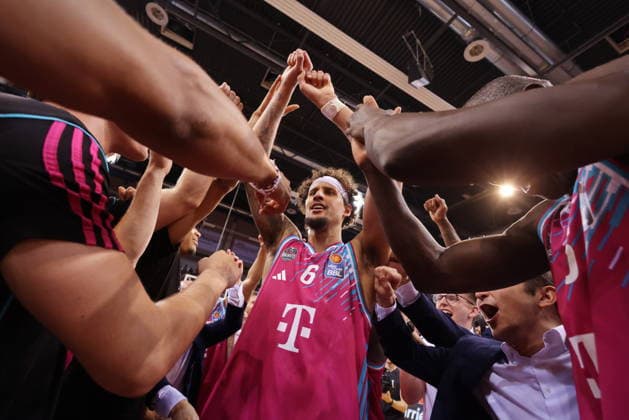 Team um Michael Kessens Telekom Baskets Bonn - Jubel nach Sieg vs. Fitness First Würzburg (Wuerzburg) Baskets Playoffs Viertelfinale Spiel 5 - Saison 2025 26