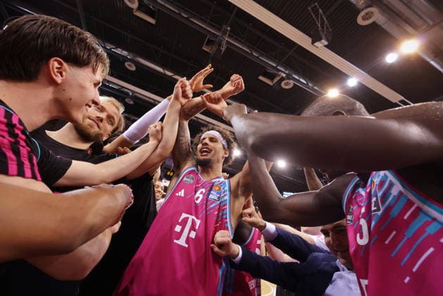 Team um Michael Kessens Telekom Baskets Bonn - Jubel nach Sieg vs. Fitness First Würzburg (Wuerzburg) Baskets Playoffs Viertelfinale Spiel 5 - Saison 2025 26