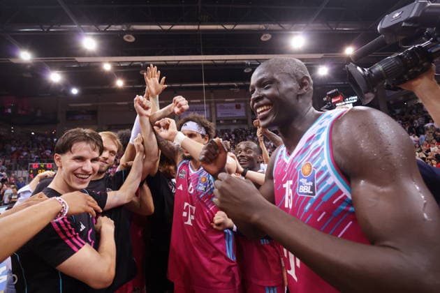 Team um Michael Kessens Telekom Baskets Bonn - Jubel nach Sieg vs. Fitness First Würzburg (Wuerzburg) Baskets Playoffs Viertelfinale Spiel 5 - Saison 2025 26