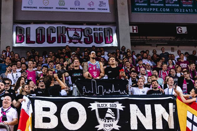 easyCredit Basketball Bundesliga, 5. Playoff-Viertelfinale: Telekom Baskets Bonn vs. Fitness First Baskets Würzburg, 27.05.2026 Schunkeln mit der Fankurve - easyCredit Basketball Bundesliga, 5. Playoff-Viertelfinale: Telekom Baskets Bonn vs. Fitness First Baskets Würzburg, 27.05.2026, Telekom Dome Bonn Copyright: xBEAUTIFULxSPORTS Derixx