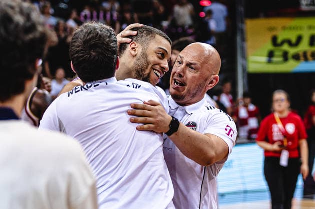 easyCredit Basketball Bundesliga, 5. Playoff-Viertelfinale: Telekom Baskets Bonn vs. Fitness First Baskets Würzburg, 27.05.2026 Bonns Physio Bogdan Suciu feiert Alijah Comithier (Telekom Baskets Bonn 2) - easyCredit Basketball Bundesliga, 5. Playoff-Viertelfinale: Telekom Baskets Bonn vs. Fitness First Baskets Würzburg, 27.05.2026, Telekom Dome Bonn Copyright: xBEAUTIFULxSPORTS Derixx