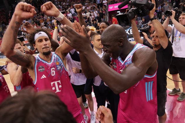Schlussjubel Michael Kessens (Bonn) und Kur Jongkuch (Bonn), Bonn, Deutschland, 27.05.2026, Basketball Bundesliga, 5. Viertelfinale, Telekom Baskets Bonn vs Fitness First Würzburg Baskets