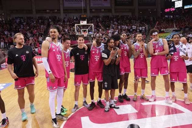 Schlussjubel Bonn, Bonn, Deutschland, 27.05.2026, Basketball Bundesliga, 5. Viertelfinale, Telekom Baskets Bonn vs Fitness First Würzburg Baskets