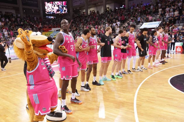Schlussjubel Bonn, Bonn, Deutschland, 27.05.2026, Basketball Bundesliga, 5. Viertelfinale, Telekom Baskets Bonn vs Fitness First Würzburg Baskets