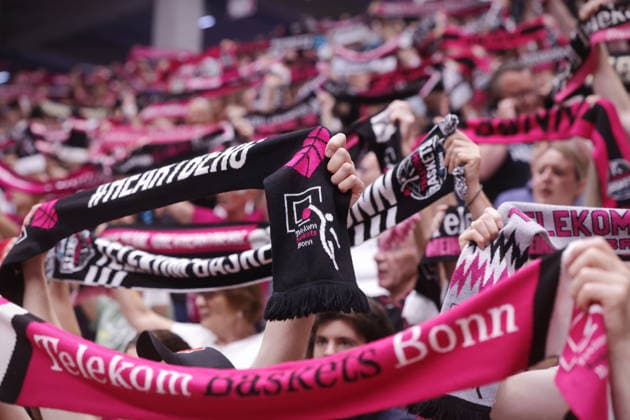 Fans vor dem Spiel Telekom Baskets Bonn vs. Fitness First Würzburg (Wuerzburg) Baskets Playoffs Viertelfinale Spiel 5 - Saison 2025 26