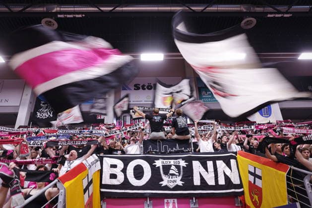 Fans vor dem Spiel Telekom Baskets Bonn vs. Fitness First Würzburg (Wuerzburg) Baskets Playoffs Viertelfinale Spiel 5 - Saison 2025 26