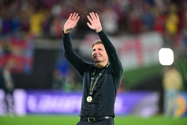 SOCCER - UEFA ECL, Crystal Palace vs Rayo Vallecano LEIPZIG,GERMANY,27.MAY.26 - SOCCER - UEFA Conference League, final, Crystal Palace FC vs Rayo Vallecano. Image shows the rejoicing of head coach Oliver Glasner (Crystal Palace). Keywords: medal.  GEPAxpictures xMichalxFajt