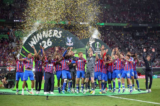 27.05.2026, EUR, Fussball, Herren, Conference League Finale, Saison 2025 2026, Crytsal Palace F.C. - Rayo Vallecano de Madrid Crystal Palace FC gewinnt die Conference League und hält den Pokal in die Luft Leipzig Leipzig Stadium Sachsen Deutschland Copyright: xAdrianxSchlüterx