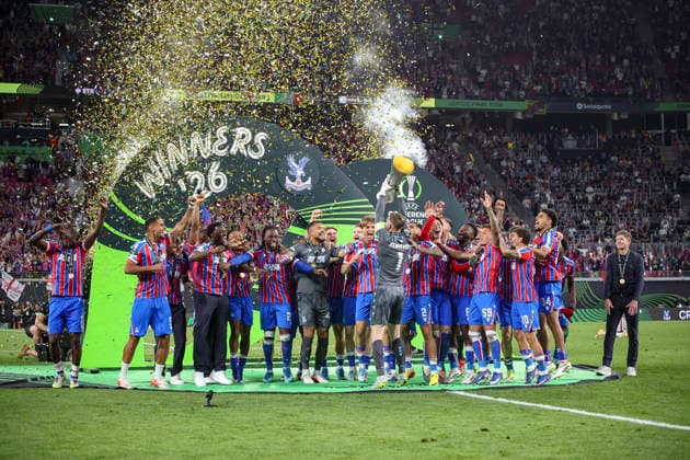 27.05.2026, EUR, Fussball, Herren, Conference League Finale, Saison 2025 2026, Crytsal Palace F.C. - Rayo Vallecano de Madrid Crystal Palace FC gewinnt die Conference League und hält den Pokal in die Luft Leipzig Leipzig Stadium Sachsen Deutschland Copyright: xAdrianxSchlüterx