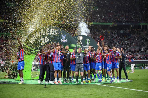 27.05.2026, EUR, Fussball, Herren, Conference League Finale, Saison 2025 2026, Crytsal Palace F.C. - Rayo Vallecano de Madrid Crystal Palace FC gewinnt die Conference League und hält den Pokal in die Luft Leipzig Leipzig Stadium Sachsen Deutschland Copyright: xAdrianxSchlüterx
