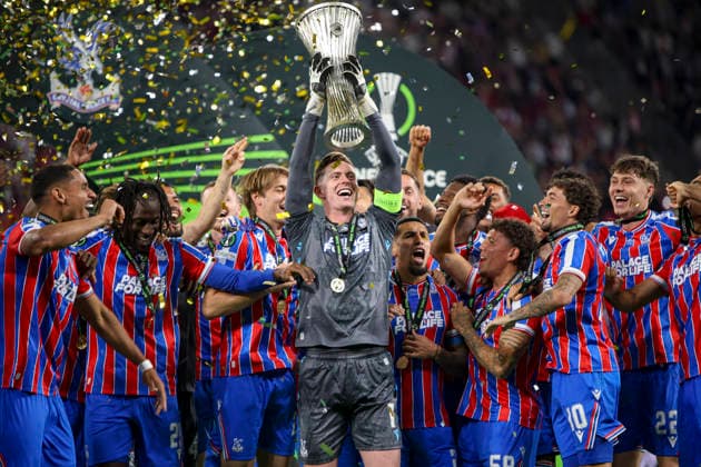 27.05.2026, EUR, Fussball, Herren, Conference League Finale, Saison 2025 2026, Crytsal Palace F.C. - Rayo Vallecano de Madrid Dean Henderson (Crystal Palace, 1) gewinnt die Conference League und hält den Pokal in die Luft Leipzig Leipzig Stadium Sachsen Deutschland Copyright: xAdrianxSchlüterx