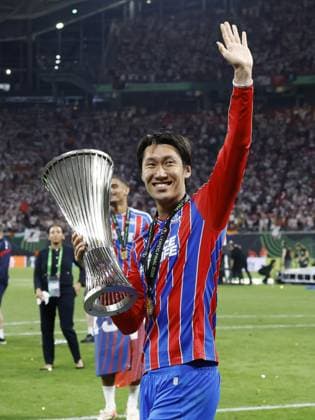LEIPZIG - Daichi Kamada of Crystal Palace FC with the UEFA Europa Conference League trophy during the UEFA Conference League Final between Crystal Palace FC and Rayo Vallecano de Madrid at the Leipzig Arena on May 27, 2026 in Leipzig, Germany. MAURICE VAN STEEN ANP UEFA Conference League - FINAL 2025-2026 xVIxANPxSportx xMauricexvanxSteenxIVx 559471291 originalFilename: 559471291.jpg