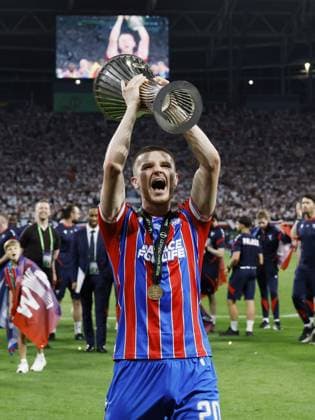 LEIPZIG - Adam Wharton of Crystal Palace FC with the UEFA Europa Conference League trophy during the UEFA Conference League final between Crystal Palace FC and Rayo Vallecano de Madrid at the Leipzig Arena on 27 May 2026 in Leipzig, Germany. MAURICE VAN STEEN ANP UEFA Conference League - FINAL 2025-2026 xVIxANPxSportx xMauricexvanxSteenxIVx 559471510 originalFilename: 559471510.jpg