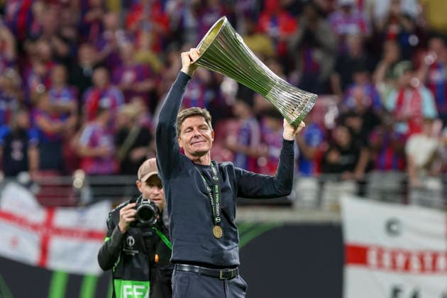27.05.2026, EUR, Fussball, Herren, Conference League Finale, Saison 2025 2026, Crytsal Palace F.C. - Rayo Vallecano de Madrid Oliver Glasner (Crystal Palace, Trainer) hält den Conference League Pokal Leipzig Leipzig Stadium Sachsen Deutschland Copyright: xAdrianxSchlüterx