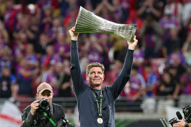 27.05.2026, EUR, Fussball, Herren, Conference League Finale, Saison 2025 2026, Crytsal Palace F.C. - Rayo Vallecano de Madrid Oliver Glasner (Crystal Palace, Trainer) hält den Conference League Pokal Leipzig Leipzig Stadium Sachsen Deutschland Copyright: xAdrianxSchlüterx