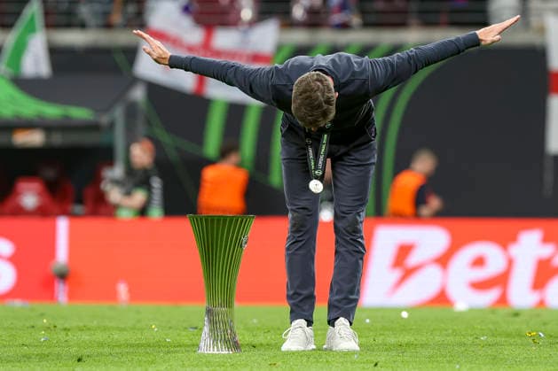 27.05.2026, EUR, Fussball, Herren, Conference League Finale, Saison 2025 2026, Crytsal Palace F.C. - Rayo Vallecano de Madrid Oliver Glasner (Crystal Palace, Trainer) verbeugt sich vor den Fans Leipzig Leipzig Stadium Sachsen Deutschland Copyright: xAdrianxSchlüterx