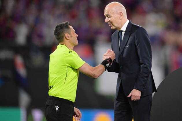 Fußball, UEFA Conference League Finale, 20260527, Crystal Palace - Rayo Vallecano. Im Bild Siegerehrung, v.l. Schiedsrichter Maurizio MARIANI (Italien), DFB-Präsident Bernd NEUENDORF.& xA;& xA; Leipzig Red Bull Arena Sachsen Deutschland Copyright: Passion2Press MarkusxFischerx