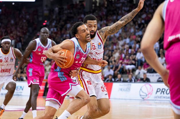 Joel AMINU (BON 21, li.) am Ball im Zweikampf gegen David MUENKAT (WUE 55, re.), Aktion. Endstand 66:63, Basketball 1.Bundesliga Telekom Baskets Bonn-Fitness First Wuerzburg Baskets (Würzburg) BON vs WUE Playoffs, Viertelfinale, 5. Spiel, im T E L E K O M D O M E, am 27.05.2026,