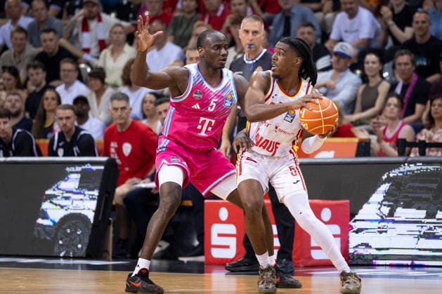 Marcus CARR (WUE 5, re.) am Ball im Zweikampf gegen Tylan BIRTS (BON 5, li.), Aktion. Endstand 66:63, Basketball 1.Bundesliga Telekom Baskets Bonn-Fitness First Wuerzburg Baskets (Würzburg) BON vs WUE Playoffs, Viertelfinale, 5. Spiel, im T E L E K O M D O M E, am 27.05.2026,