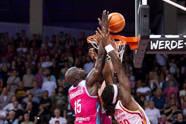 Kur JONGKUCH (BON 15, li.) im Zweikampf um den Ball gegen Charles THOMPSON (WUE 32, re.) unter dem Korb, Aktion. Endstand 66:63, Basketball 1.Bundesliga Telekom Baskets Bonn-Fitness First Wuerzburg Baskets (Würzburg) BON vs WUE Playoffs, Viertelfinale, 5. Spiel, im T E L E K O M D O M E, am 27.05.2026,