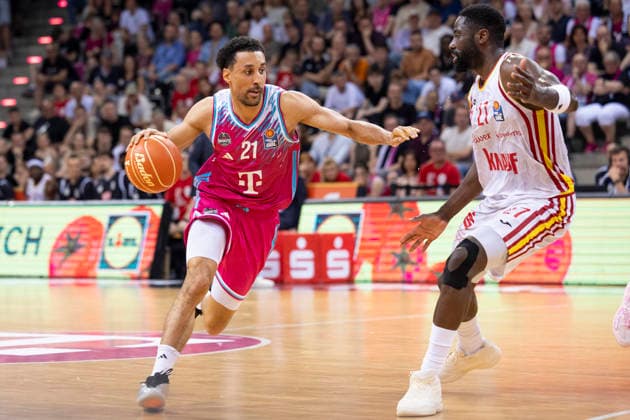 Joel AMINU (BON 21, li.) am Ball im Zweikampf gegen Eddy EDIGIN JR. (WUE 27, re.), Aktion. Endstand 66:63, Basketball 1.Bundesliga Telekom Baskets Bonn-Fitness First Wuerzburg Baskets (Würzburg) BON vs WUE Playoffs, Viertelfinale, 5. Spiel, im T E L E K O M D O M E, am 27.05.2026,