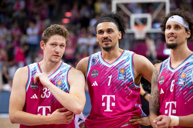 Freuen sich ueber den Einzug ins Halbfinale v.l.n.r. Patrick HECKMANN (BON 33), Jonathan BAEHRE (BÄHRE) (BON 1) und Michael KESSENS (BON 6), Freude, Lachen. Endstand 66:63, Basketball 1.Bundesliga Telekom Baskets Bonn-Fitness First Wuerzburg Baskets (Würzburg) BON vs WUE Playoffs, Viertelfinale, 5. Spiel, im T E L E K O M D O M E, am 27.05.2026, Â