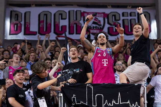 Michael KESSENS (BON 6) feiert mit den Fans vom Block Sued den Einzug in das Halbfinale, Freude, Lachen, Jubel. Endstand 66:63, Basketball 1.Bundesliga Telekom Baskets Bonn-Fitness First Wuerzburg Baskets (Würzburg) BON vs WUE Playoffs, Viertelfinale, 5. Spiel, im T E L E K O M D O M E, am 27.05.2026, Â