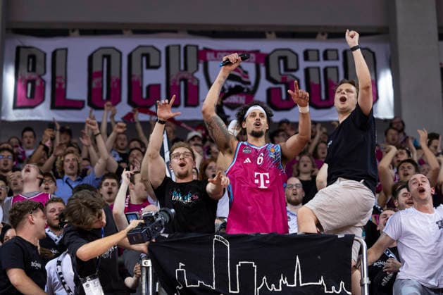 Michael KESSENS (BON 6) feiert mit den Fans vom Block Sued den Einzug in das Halbfinale, Freude, Lachen, Jubel. Endstand 66:63, Basketball 1.Bundesliga Telekom Baskets Bonn-Fitness First Wuerzburg Baskets (Würzburg) BON vs WUE Playoffs, Viertelfinale, 5. Spiel, im T E L E K O M D O M E, am 27.05.2026, Â