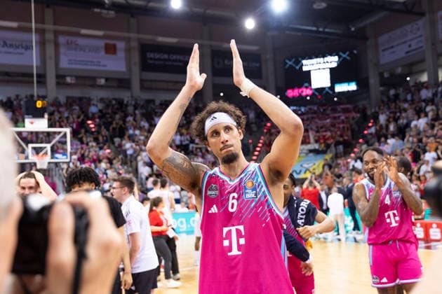 Michael KESSENS (BON 6) freut sich ueber den Einzug in das Halbfinale, Freude, Klatschen, Einzelbild. Endstand 66:63, Basketball 1.Bundesliga Telekom Baskets Bonn-Fitness First Wuerzburg Baskets (Würzburg) BON vs WUE Playoffs, Viertelfinale, 5. Spiel, im T E L E K O M D O M E, am 27.05.2026, Â