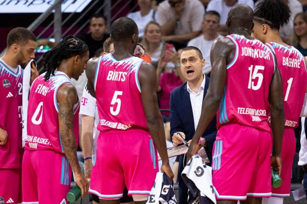 Head Coach Marko STANKOVIC (BON, mi.) gibt seinem Team Anweisungen, Aktion. Endstand 66:63, Basketball 1.Bundesliga Telekom Baskets Bonn-Fitness First Wuerzburg Baskets (Würzburg) BON vs WUE Playoffs, Viertelfinale, 5. Spiel, im T E L E K O M D O M E, am 27.05.2026,