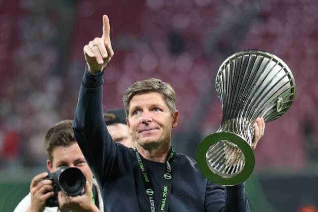 27.05.2026 - SOCCER - 2025-2026 UEFA Conference League final , Crystal Palace vs Rayo Vallecano Head Coach Oliver Glasner (Crystal Palace) lift the trophy LEIPZIG Red Bull Arena ,Leipzig Red Bull Arena (Leipzig) Germany