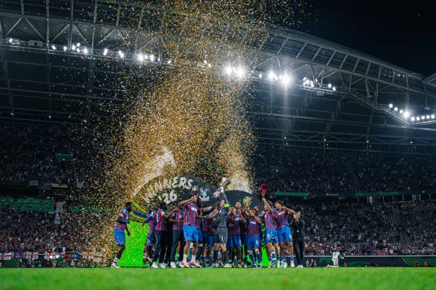 Deutschland: Fussball UEFA Conference League 2025 - 2026, Finale in Leipzig - Crystal Palace vs Rayo Vallecano - Leipzig Stadium - Red Bull Arena (Leipzig): Siegerehrung, Pokal, Trophäe, Ehrung, Feierlichkeit Copyright: xTomxLauruschkatx