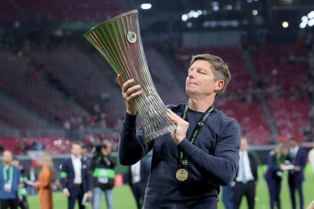 27.05.2026, xtgx, Fussball UEFA Conference League Finale 2026, Crystal Palace - Rayo Vallecano v.l. Trainer Coach Oliver Glasner (Crystal Palace) Jubel, Freude über den Sieg der Conference League mit dem Pokal (UEFA REGULATIONS PROHIBIT ANY USE OF PHOTOGRAPHS as IMAGE SEQUENCES and or QUASI-VIDEO) Red Bull Arena